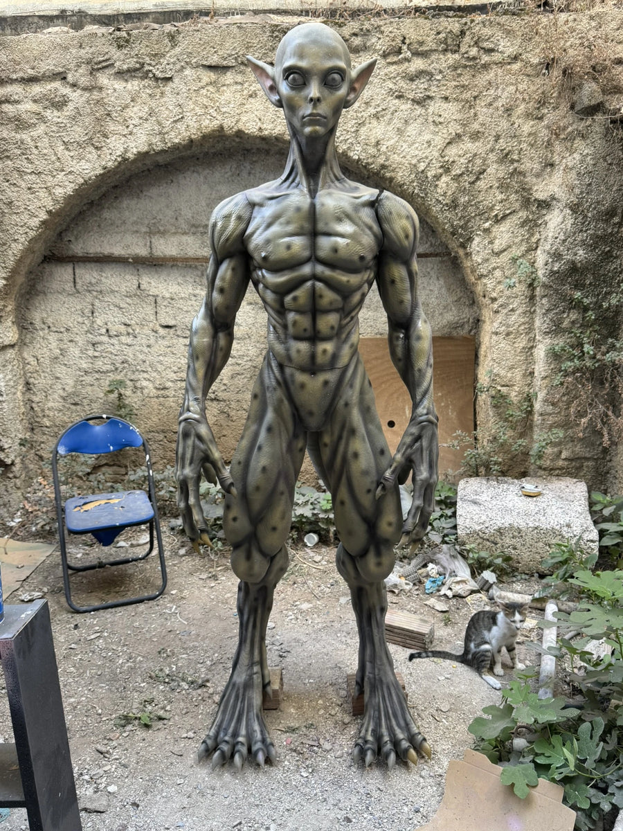 A 2.10-metre statue of a member of the alien Zen-Sen race, made by 3DPrintica.